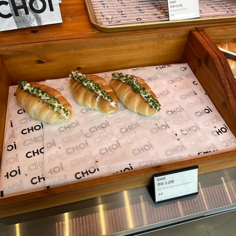 Display of best-selling bread at Choi Main Branch