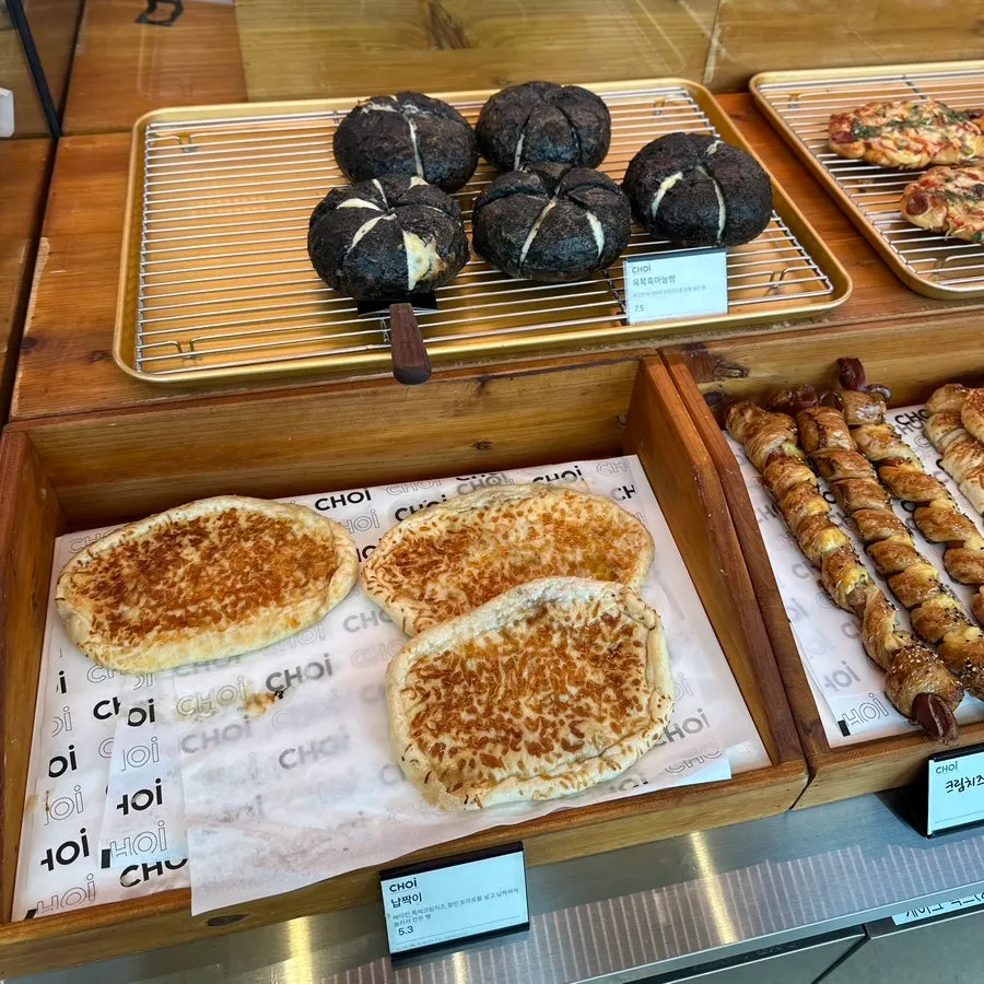 Signage for the bakery best-sellers at Choi Main Branch