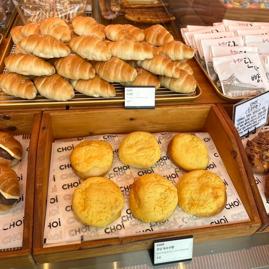 Collection of best-selling bakery items at Choi Main Branch