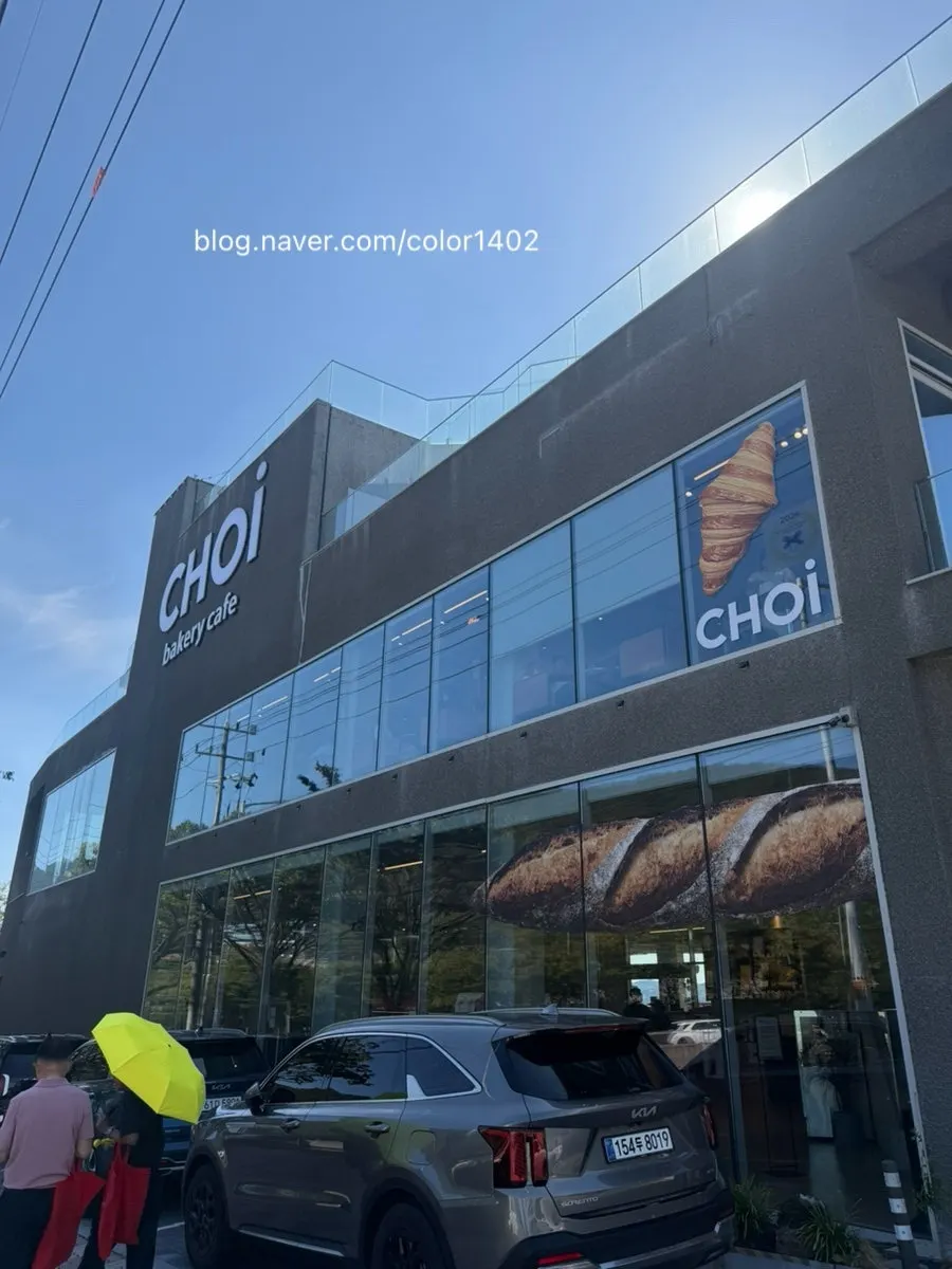 Croissants and drinks enjoyed at Choi Main Branch