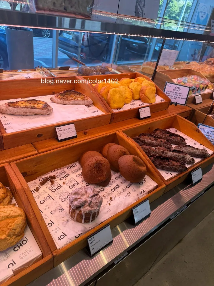 Bread display at Choi Main Branch