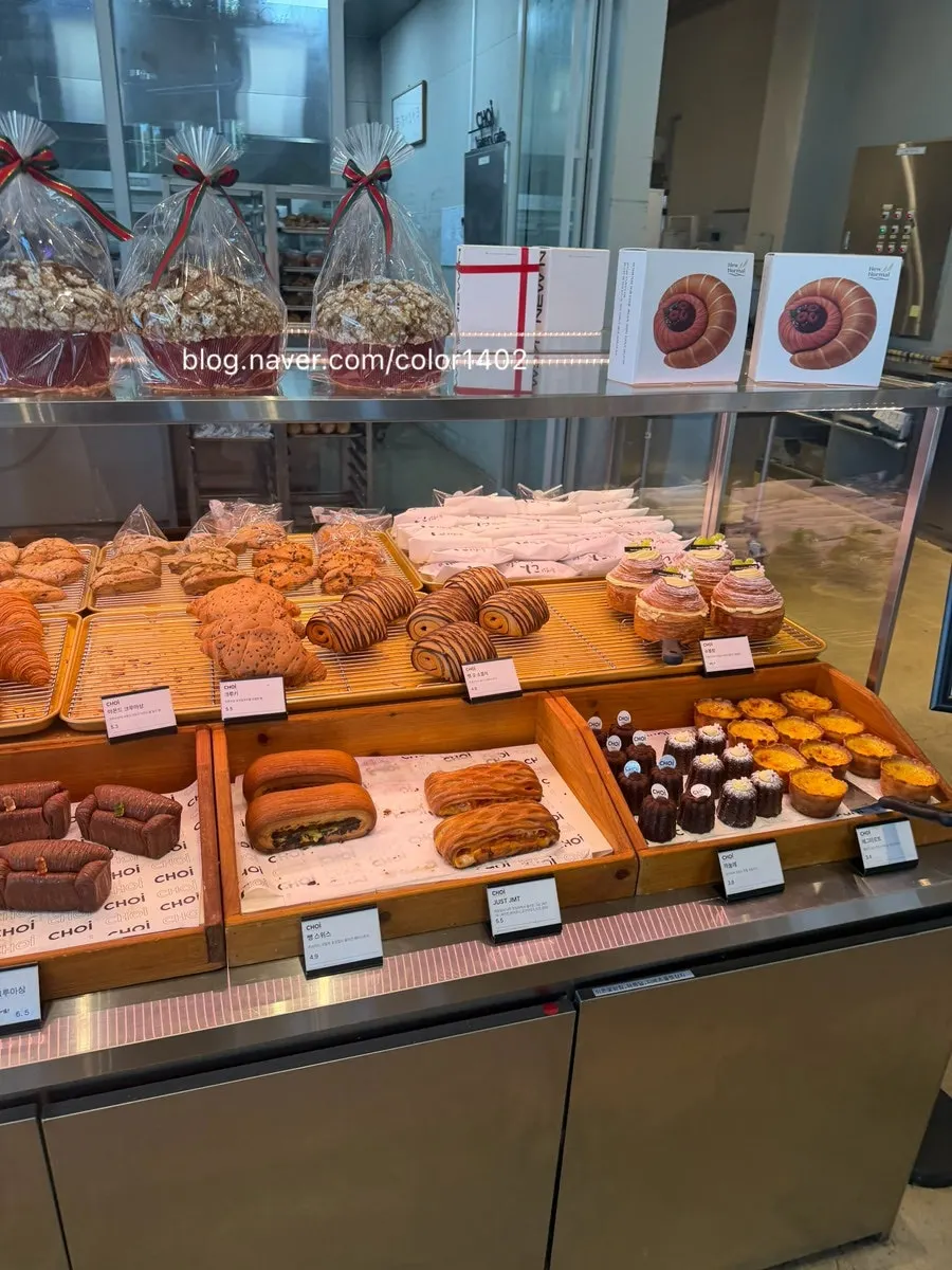 Pastry display at Choi Main Branch