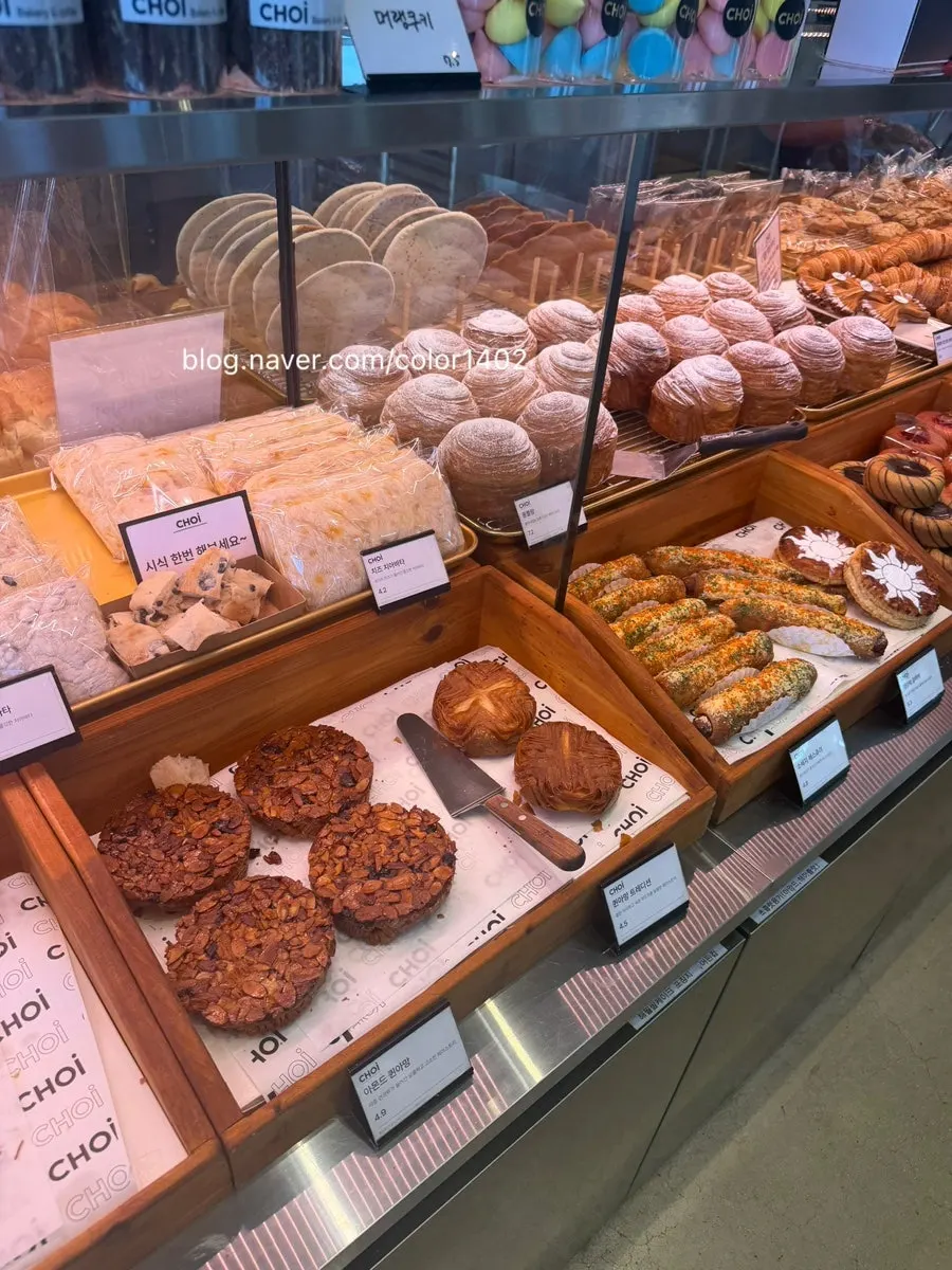 Looking around the breads at Choi Main Branch