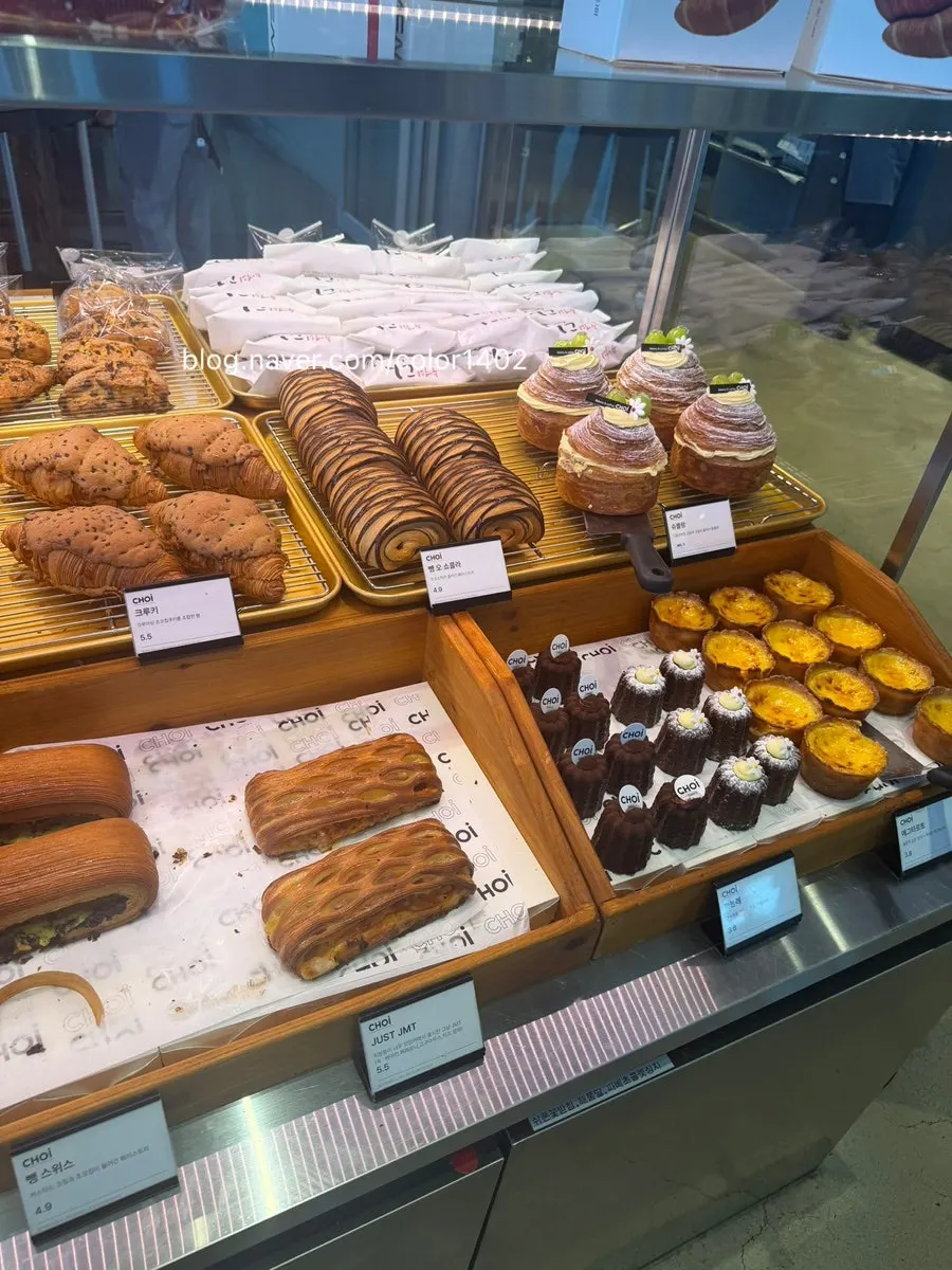 Choi Main Branch croissant display case