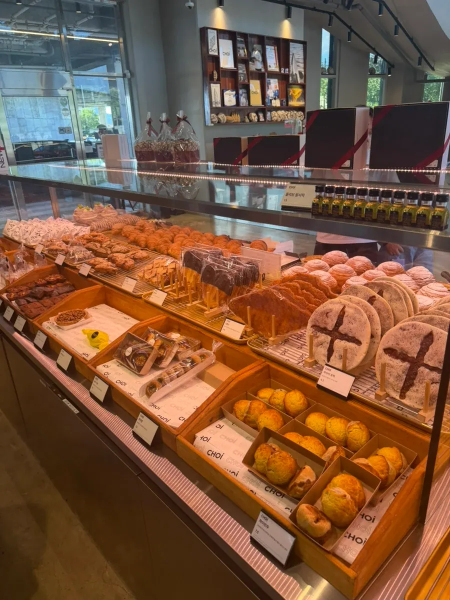 Looking around the bakery at Choi Main Branch