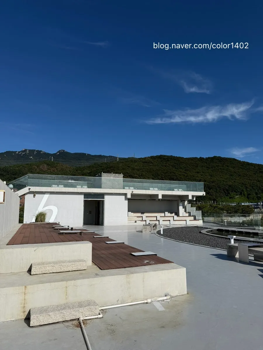 Outdoor area at Choi Main Branch