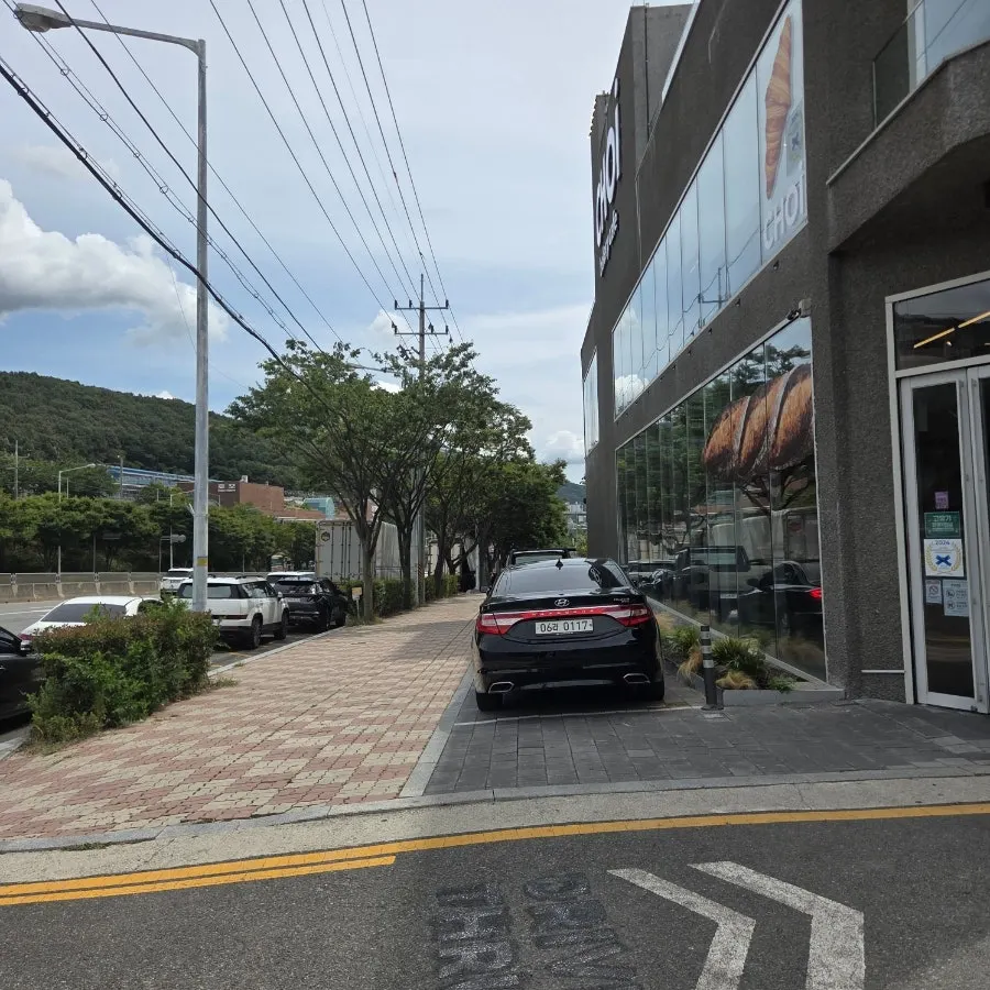 초이 본점 건물 외관과 전용 주차 공간