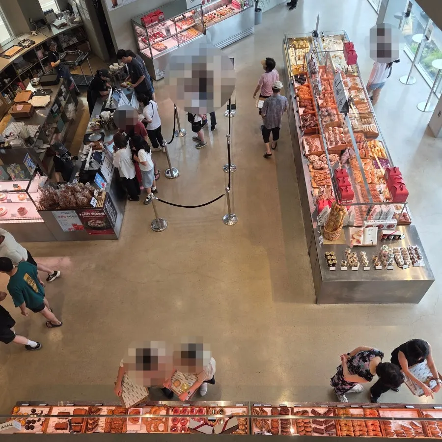 초이 본점 1층 베이커리 진열대