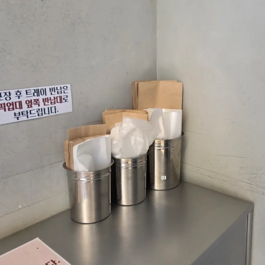 초이 본점 2층 빵 데우는 오븐과 포장지 코너