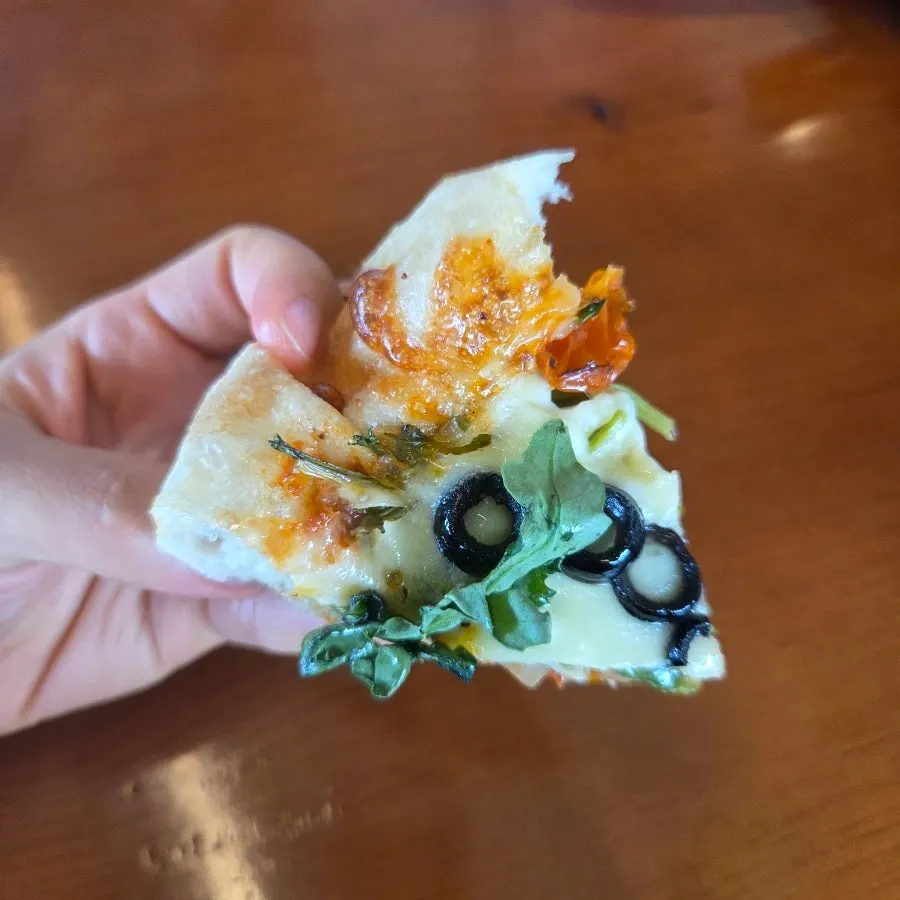 토마토와 올리브를 올린 루꼴라 포카치아