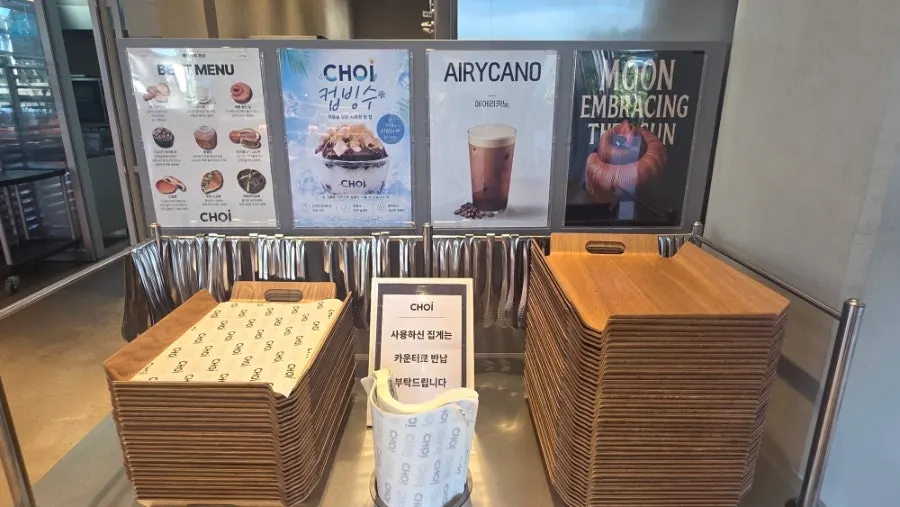 Bakery display case on the 1st floor of Choi Main Branch