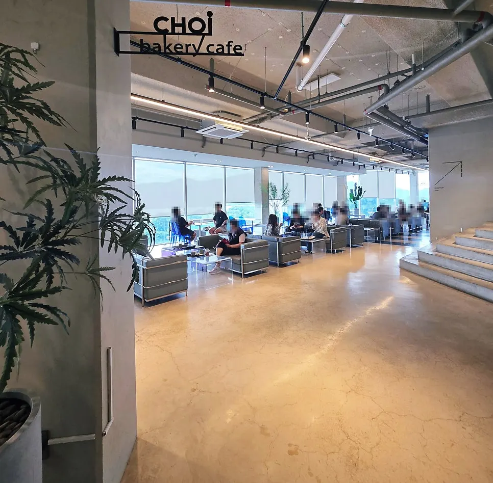 초이 본점 2층 카페 좌석과 통창