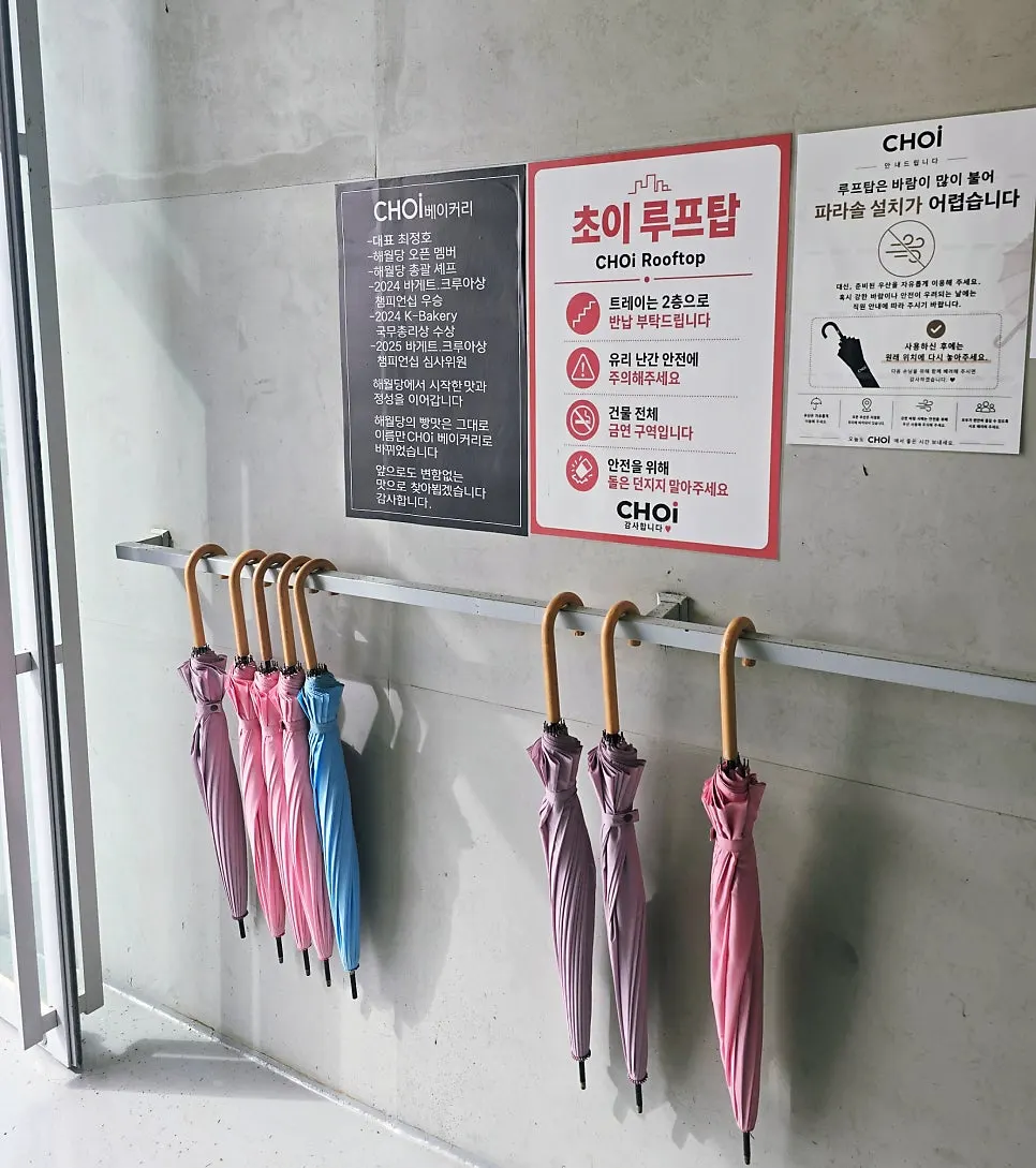 초이 본점 계단식 좌석 공간