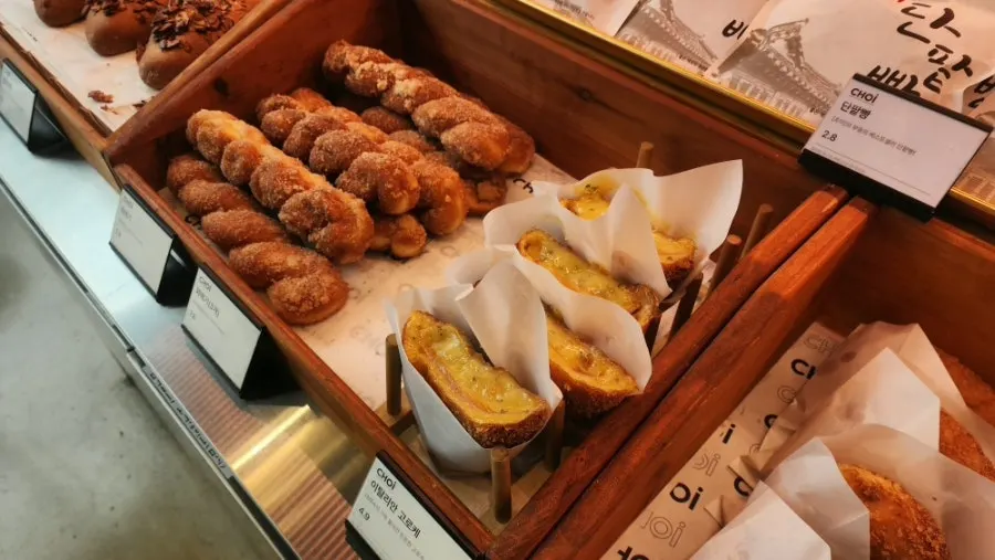 Pastry display case on the 1st floor bakery at Choi Main Branch