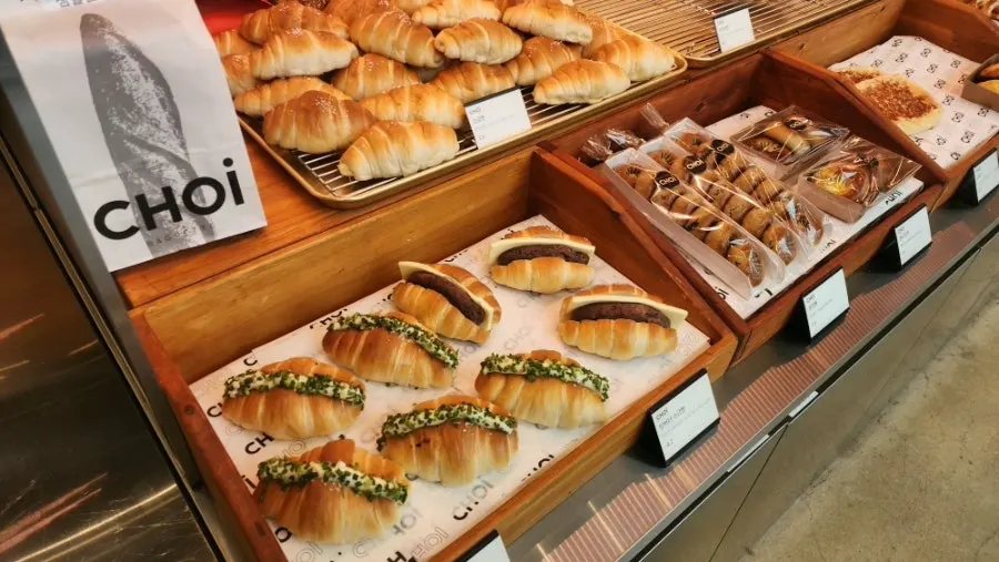 Cheese bread placed at the Choi Main Branch bread corner