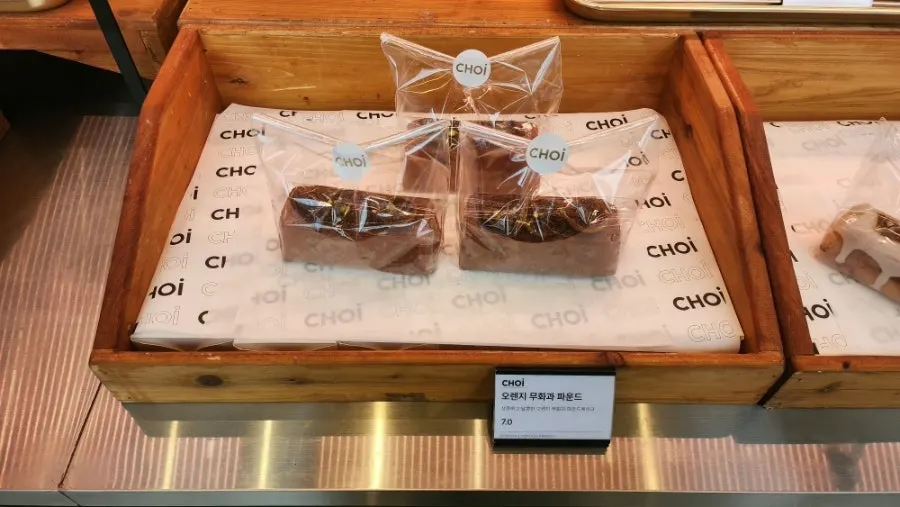 Browsing sofa-shaped pastries and other bread at Choi Main Branch