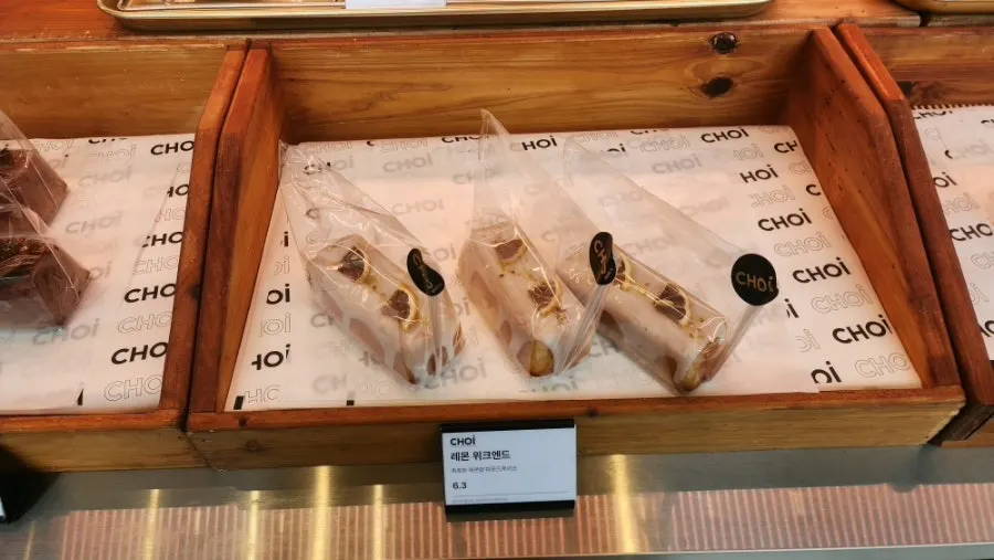 Overview of Choi's large bakery bread display