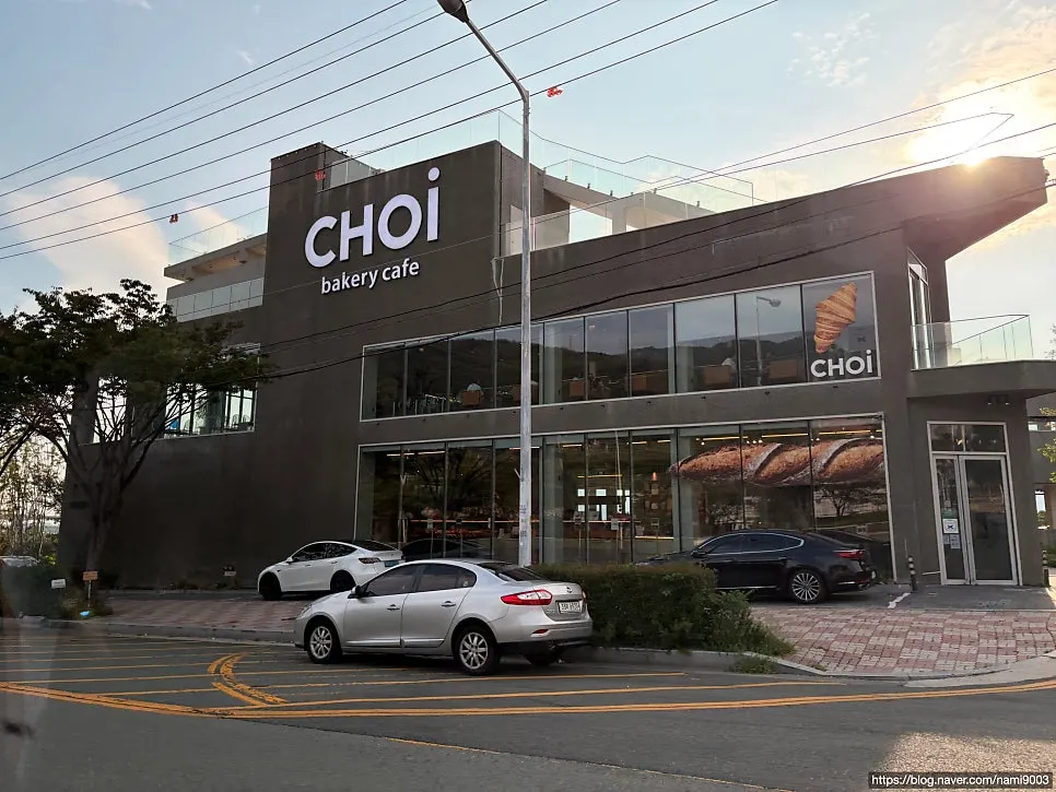 초이 카페 외관 및 주차 공간 사진
