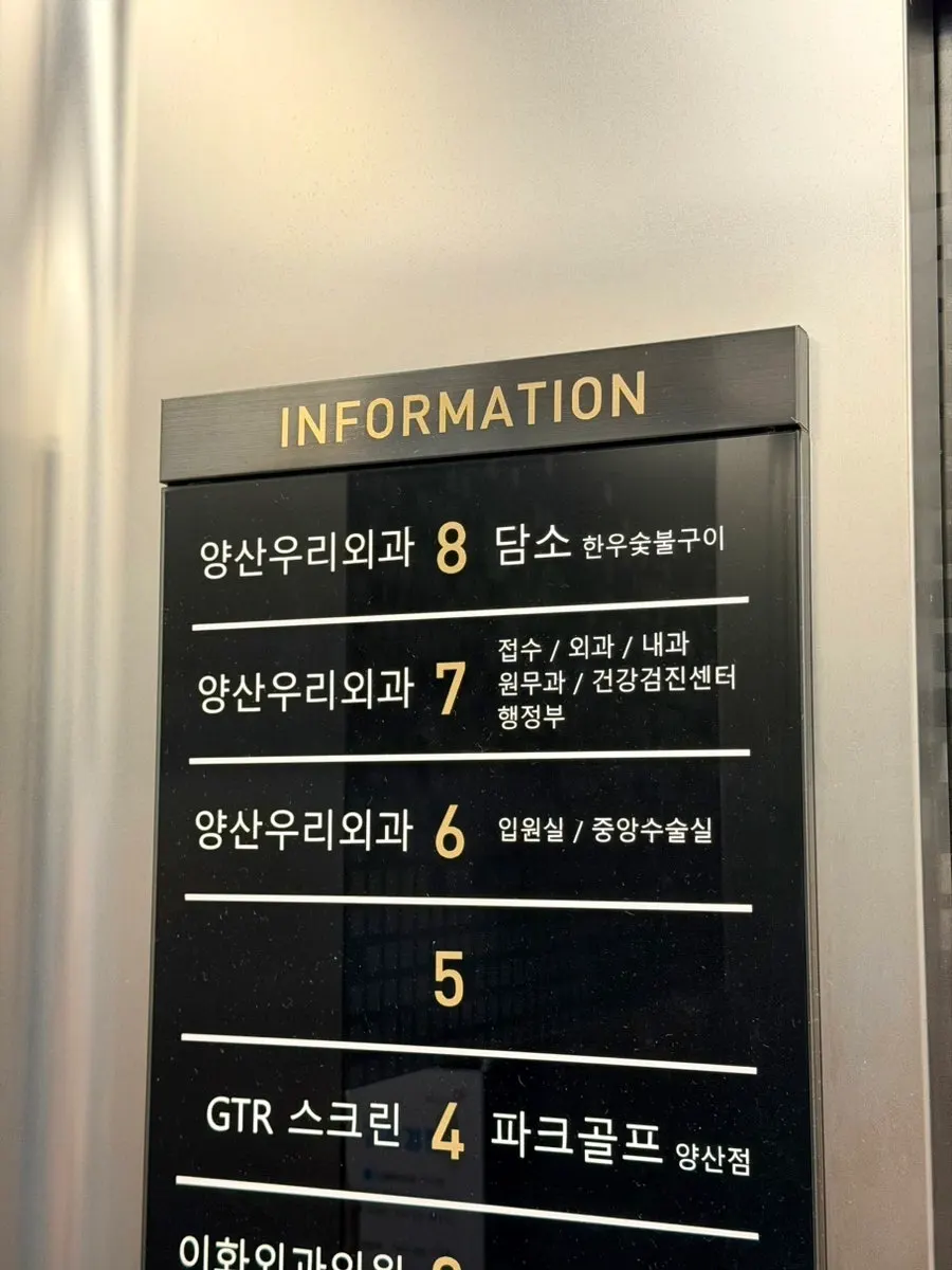 화이트톤의 담소 본점 실내 통로