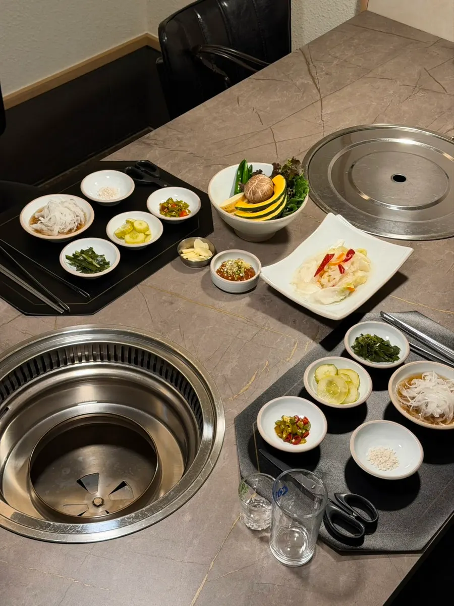 예약석 기본 세팅된 널찍한 테이블
