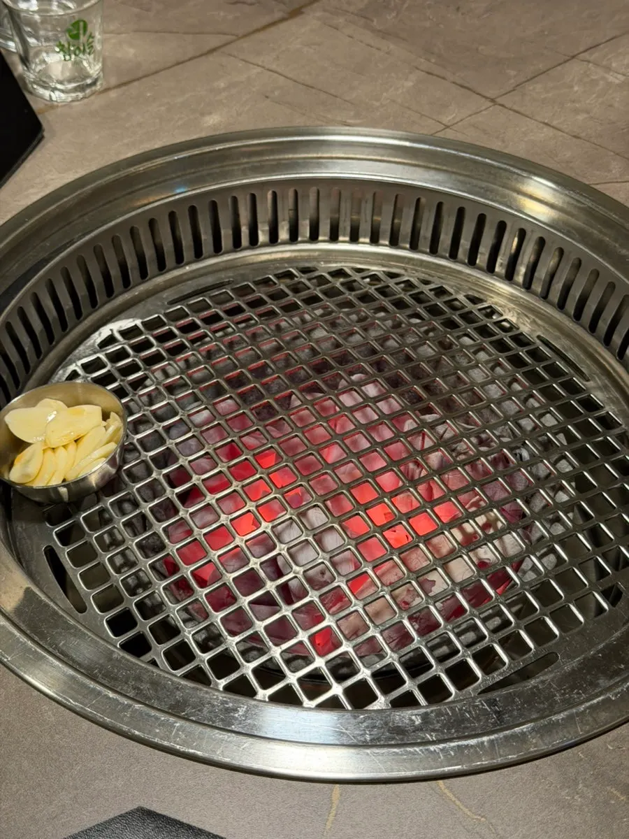 불판에 올린 숯불과 하향식 흡입 불판