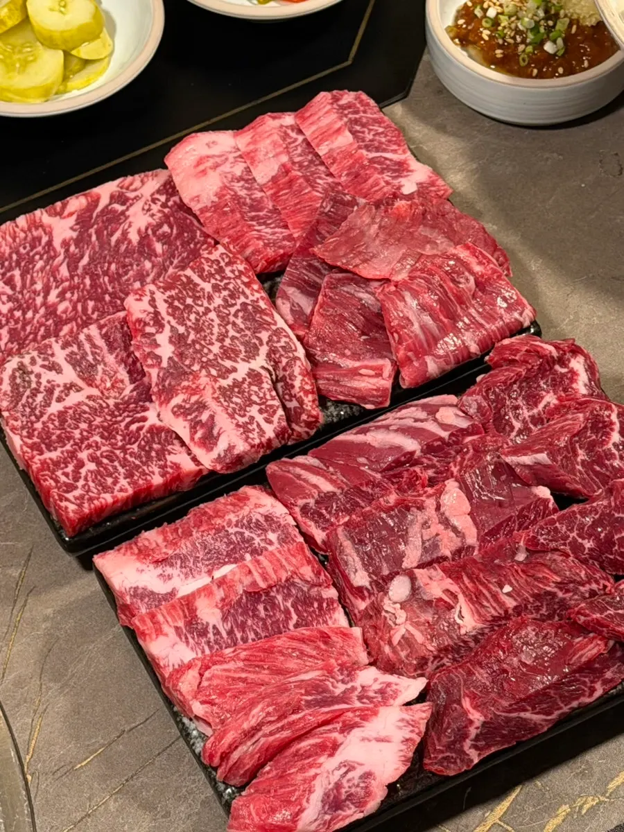 마블링이 선명한 한우 모둠A 등심과 특수부위