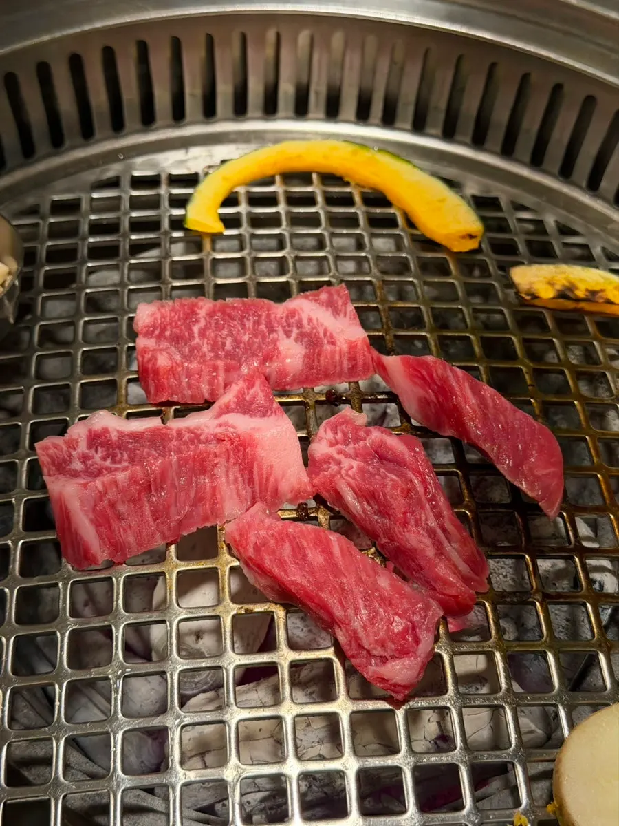 불판에 함께 구운 버섯과 단호박, 감자