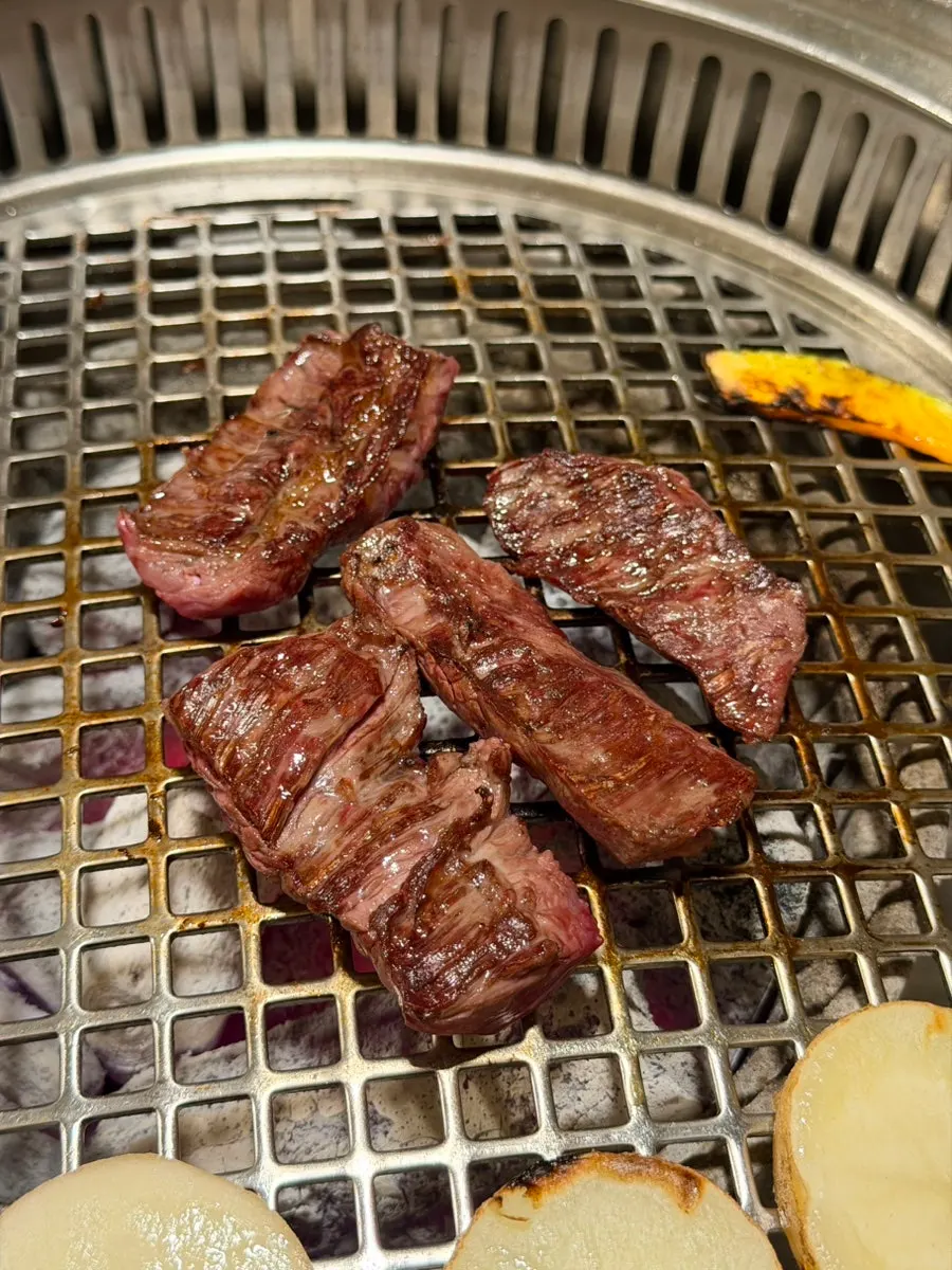 고추장아찌와 부추장아찌 등 밑반찬