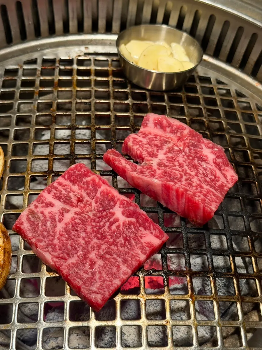 마블링 좋은 한우 등심 구이