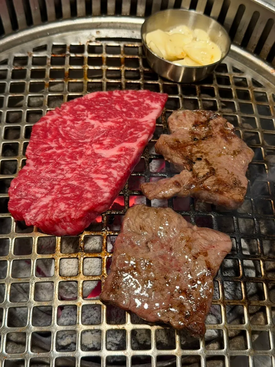 노릇하게 익은 한우 등심 한 점