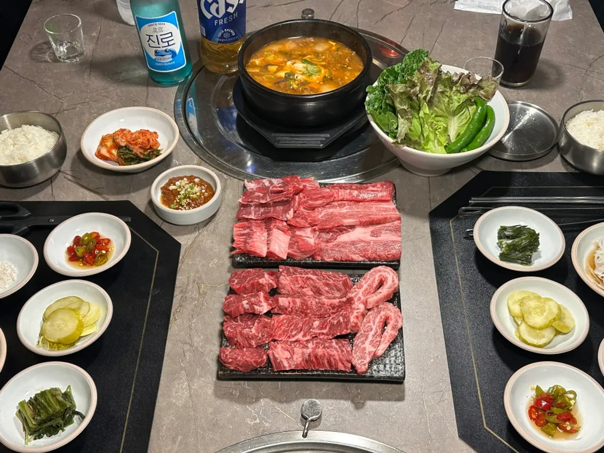 개인별 반찬과 쌈 채소가 놓인 기본 상차림