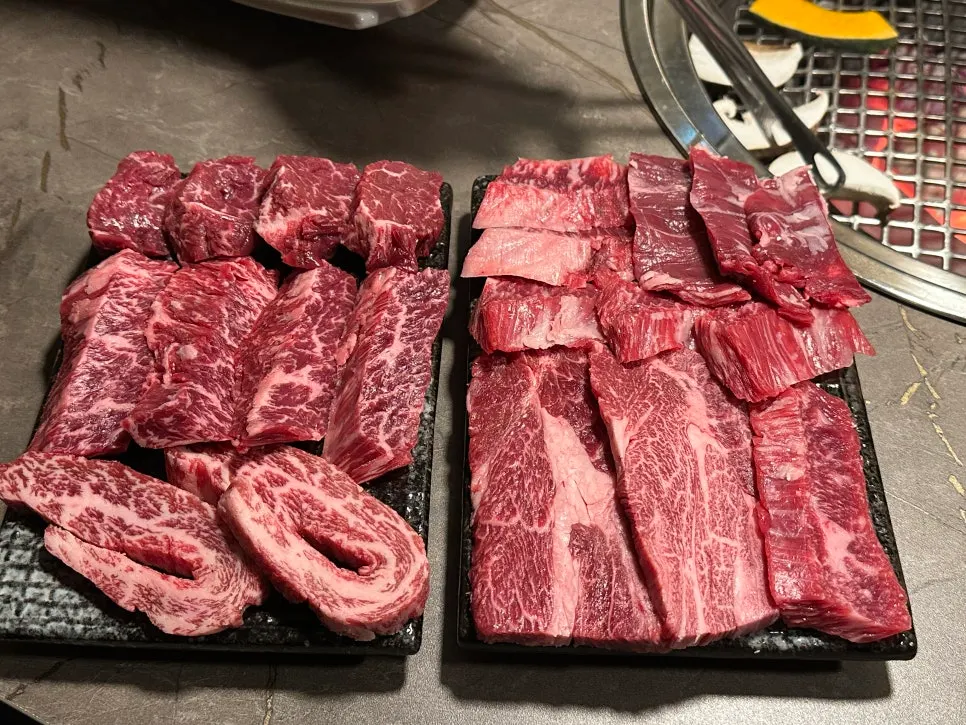 접시에 담긴 1++ 한우 모둠 A와 모둠 B