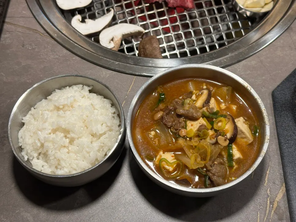 두부와 애호박 건더기가 푸짐한 한우 된장찌개