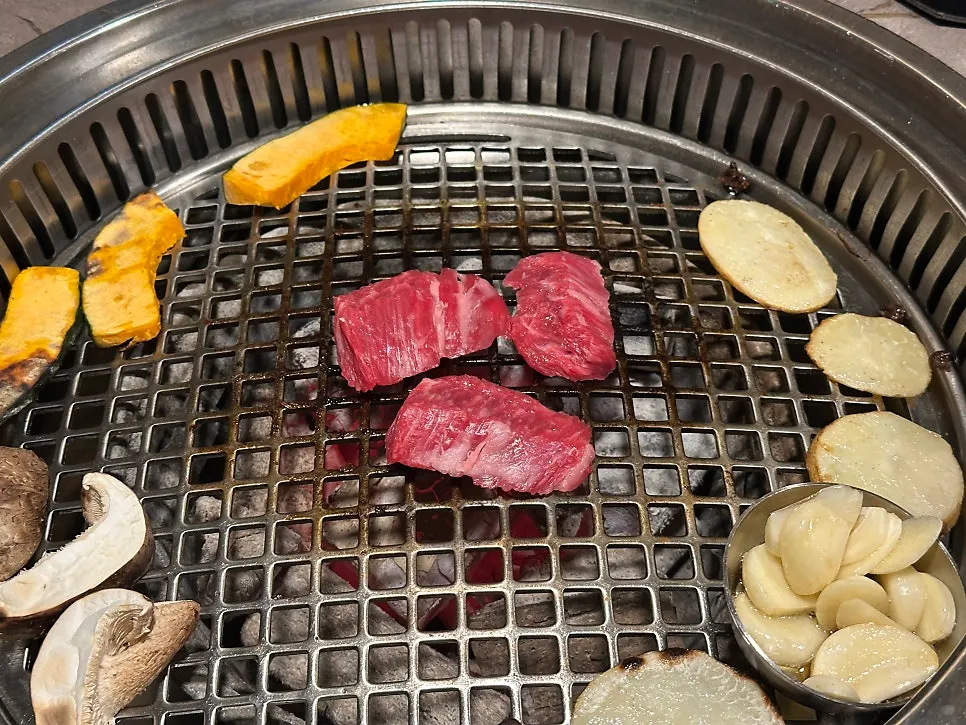 양파절임과 장아찌를 곁들인 한우