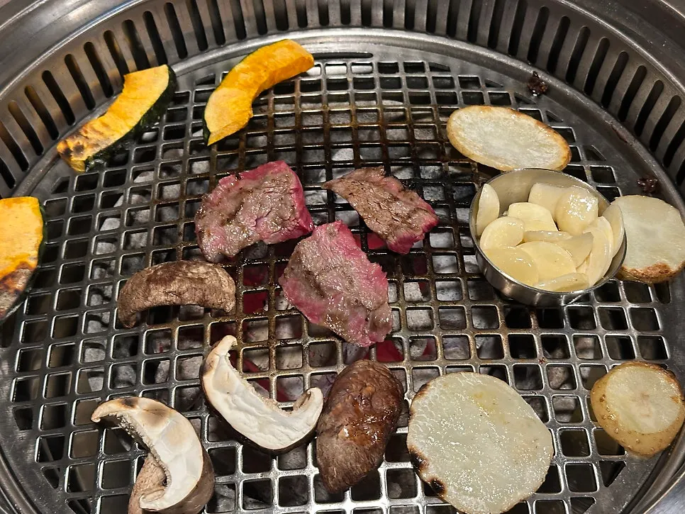 쌈 채소와 함께 차려진 한우 구이