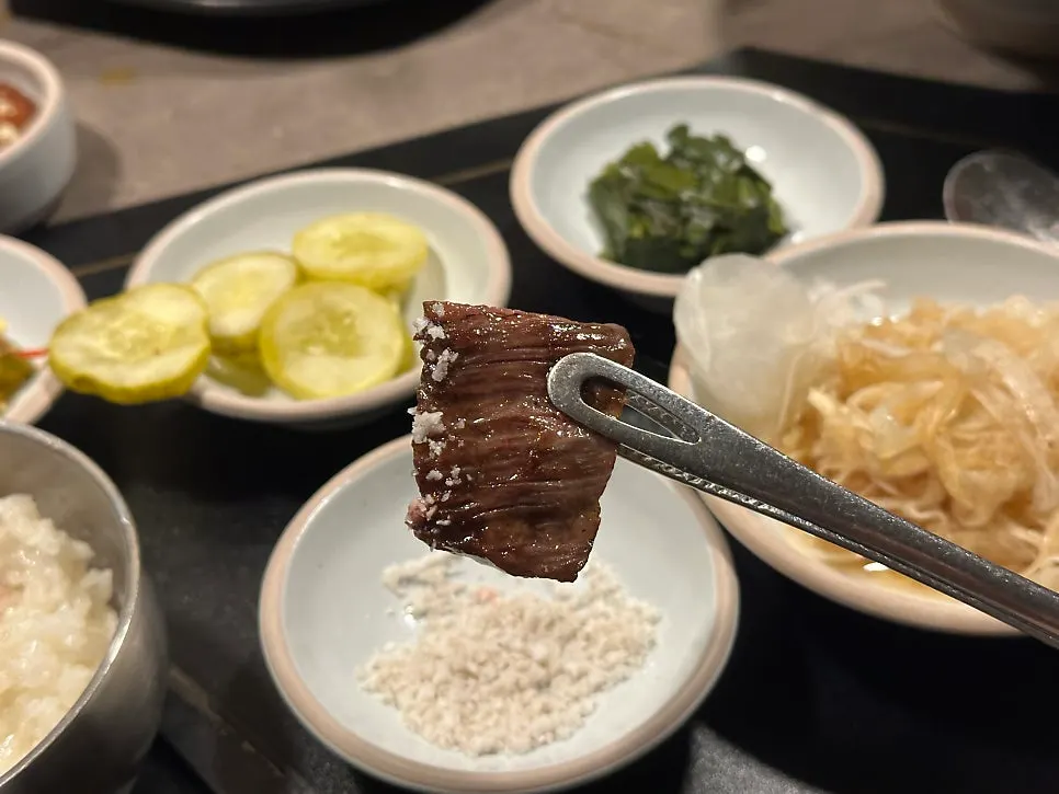 숯불 위에서 노릇하게 익는 한우 특수부위