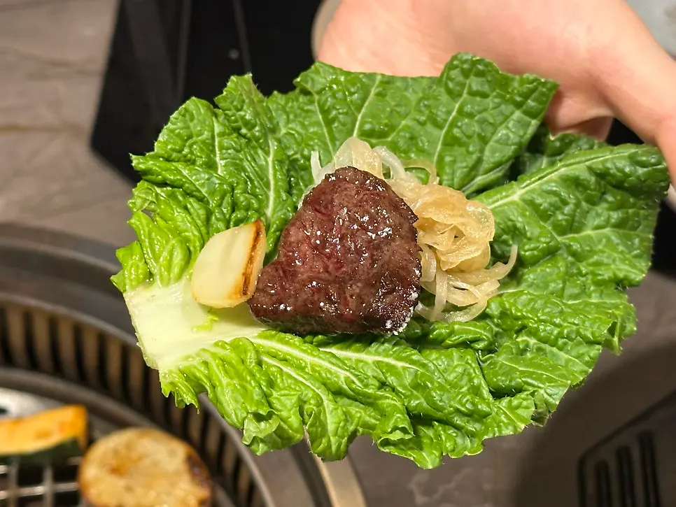 숯불 불판 위 한우와 구이 채소
