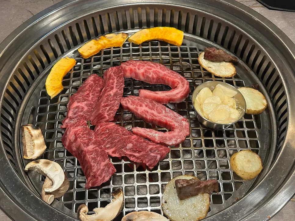 부추장아찌를 곁들인 한우 한 점