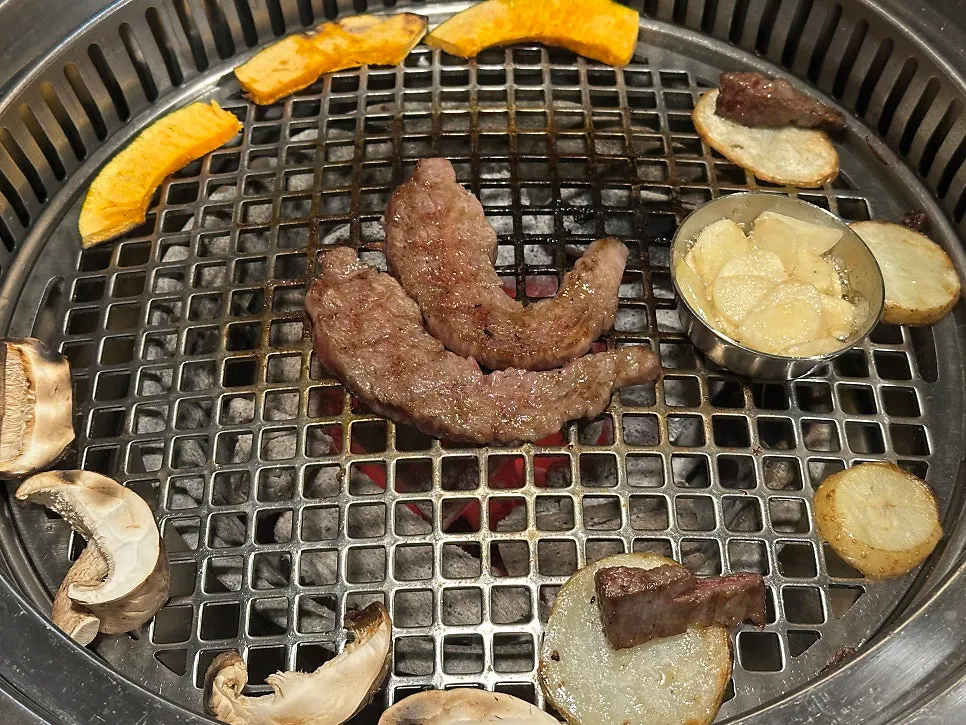 쌈에 올린 한우 구이