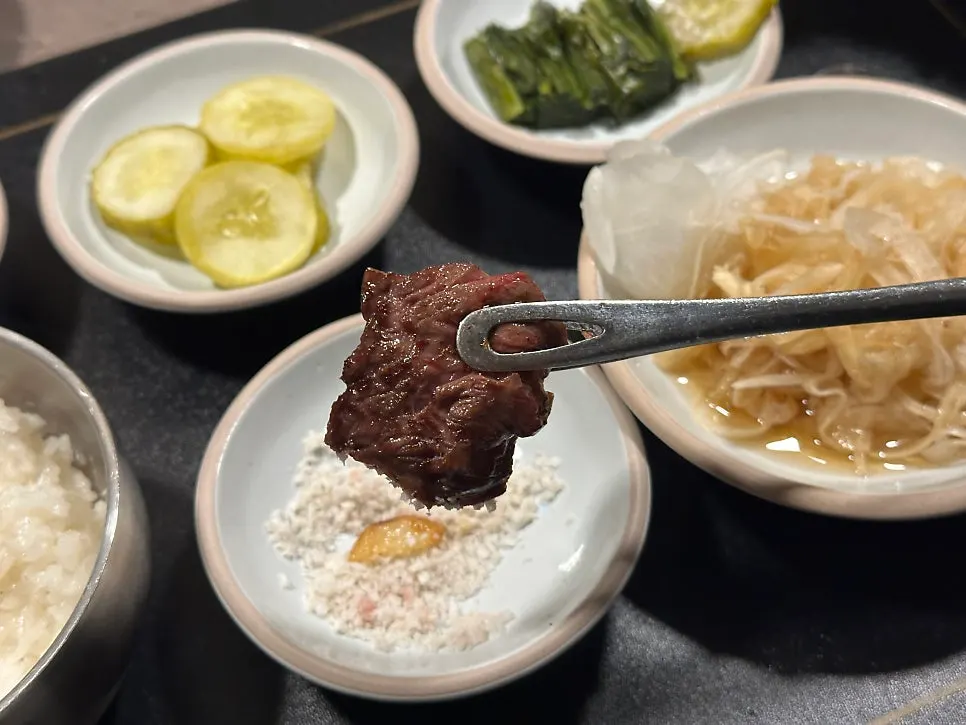 밥 위에 올린 구운 새우살