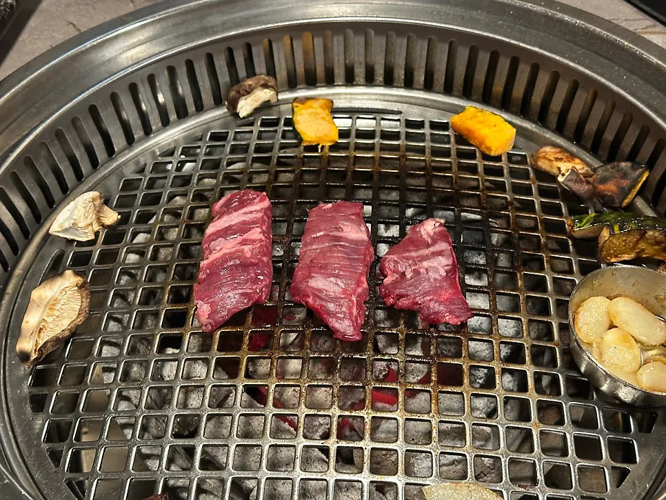 숯불에 구운 업진살 지방의 윤기
