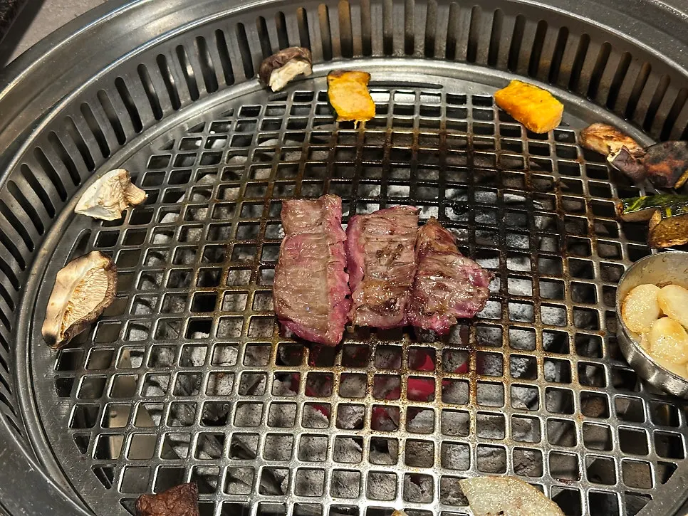 불판 위에 남은 한우 특수부위