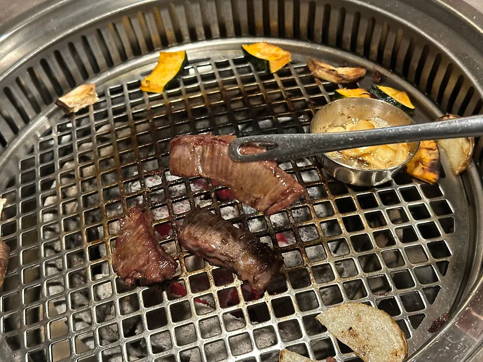 부위별로 비교해 구운 한우 접시