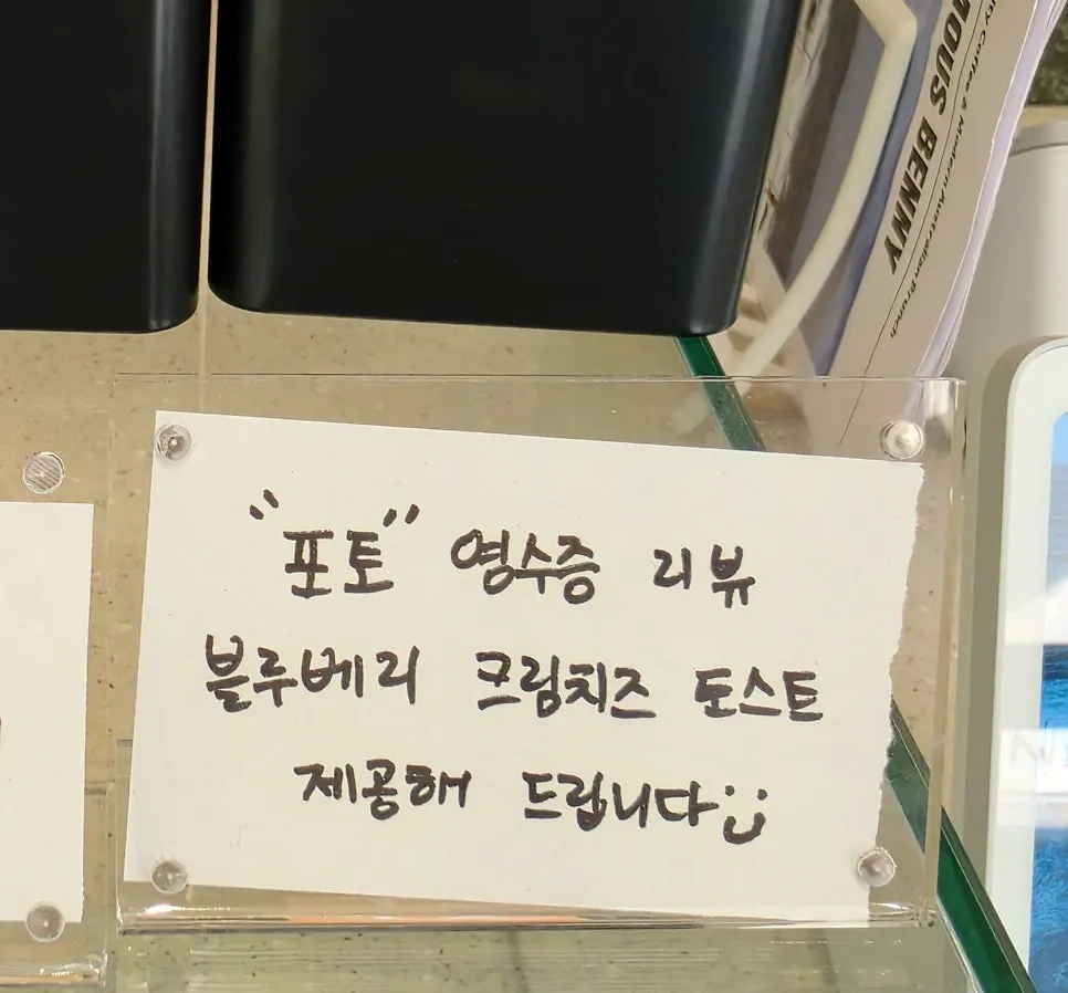 브런치와 디저트가 적힌 메뉴 보드