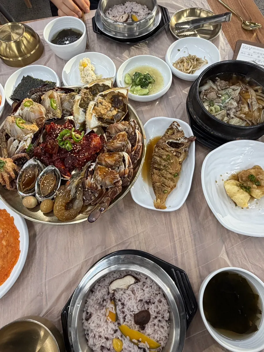 Deodo Gejang seating for a family meal