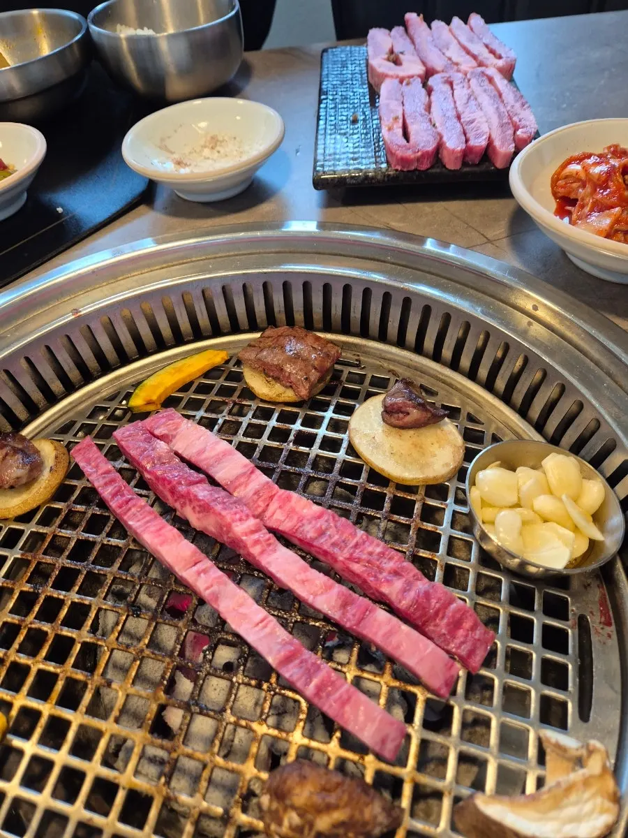 Hanwoo yang dipanggang di atas pemanggang