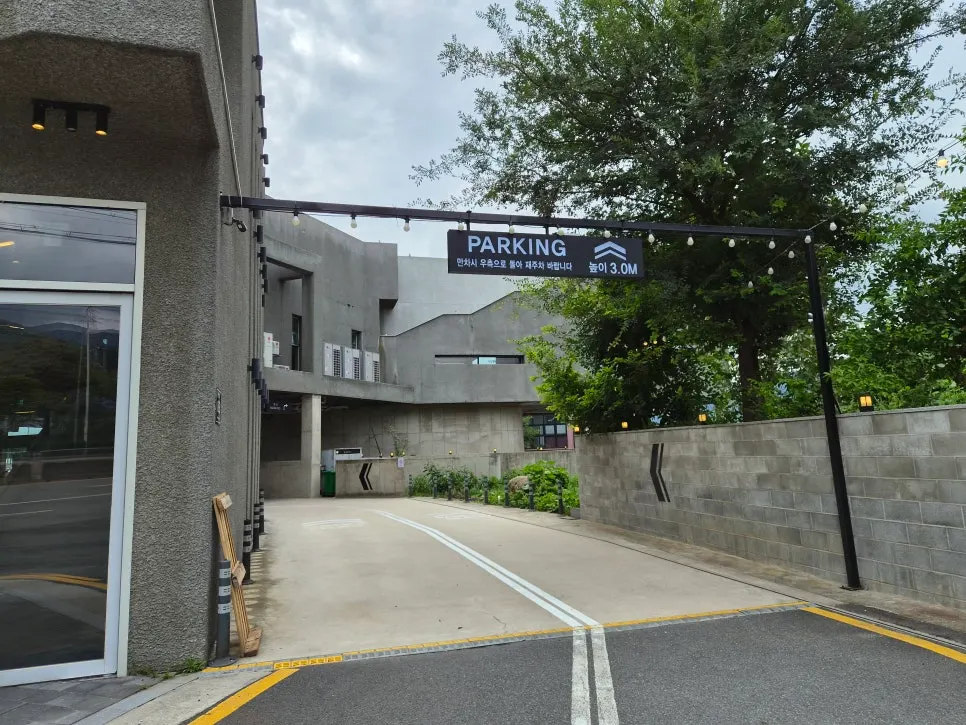 Alrededores del edificio y zona de aparcamiento de Choi Main Branch