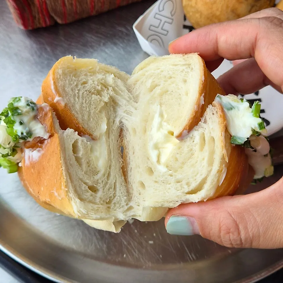 Corte transversal del pan de sal con cebolleta