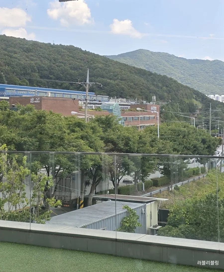 낙동강과 기찻길이 보이는 초이 본점 전경