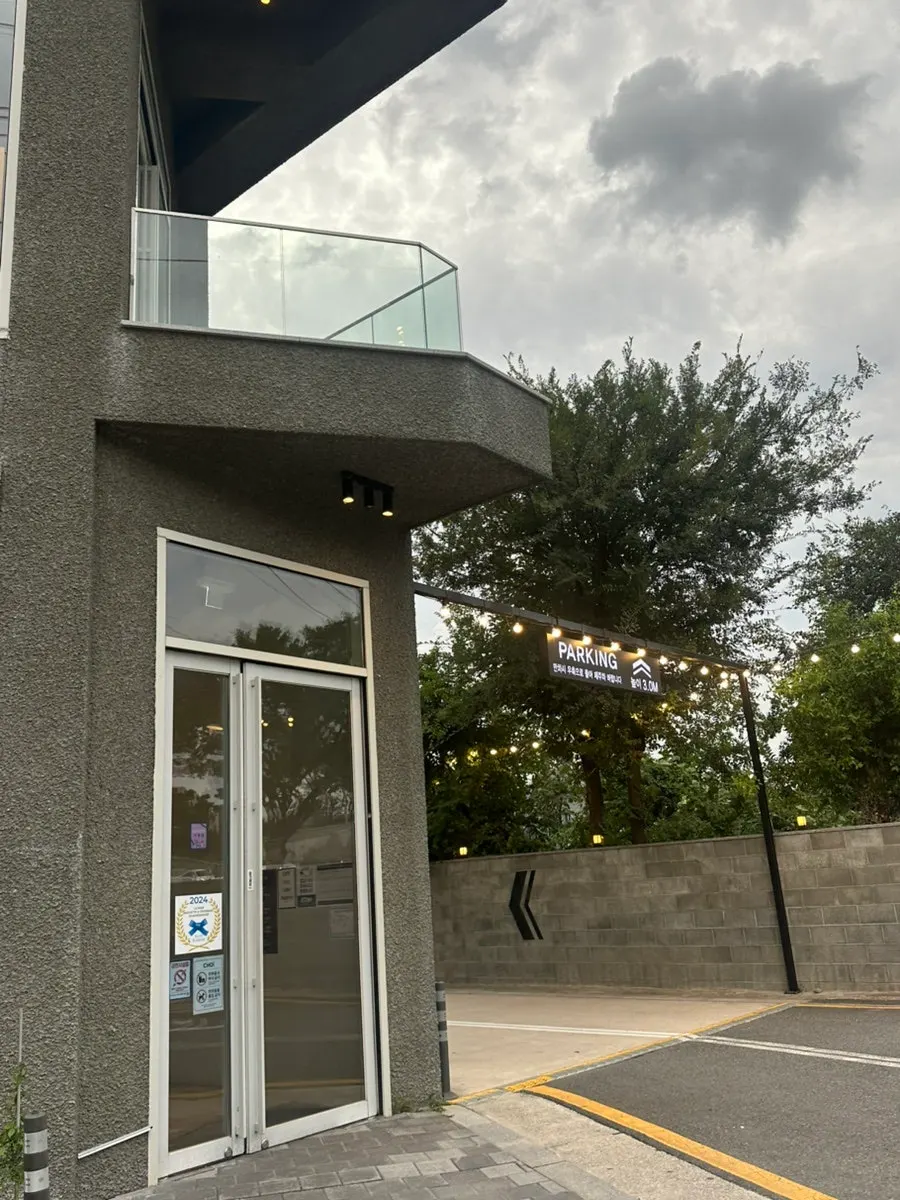 멀리서 본 초이 본점 건물 전경